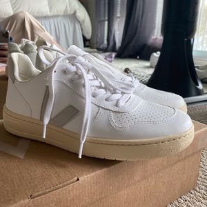 VEJA v10 White Natural Butter Sole